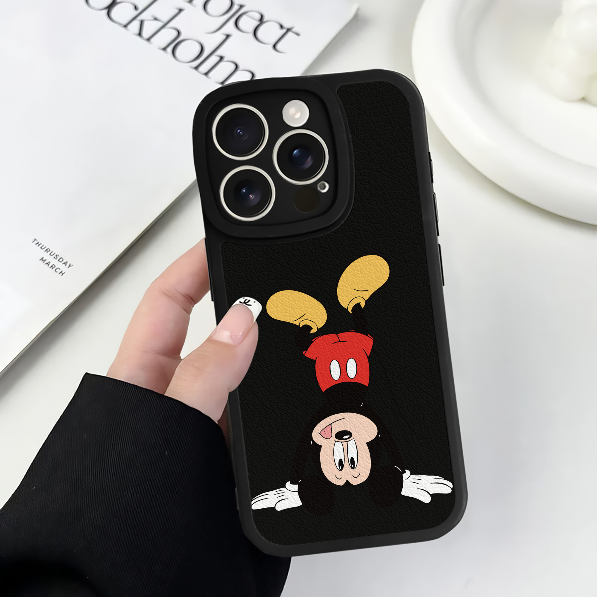 （画像用） ミッキーマウス Mickey Mouse 【iPhone 16シリーズ対応】シリコンスマホケース（レザー調） 材質：シリコン